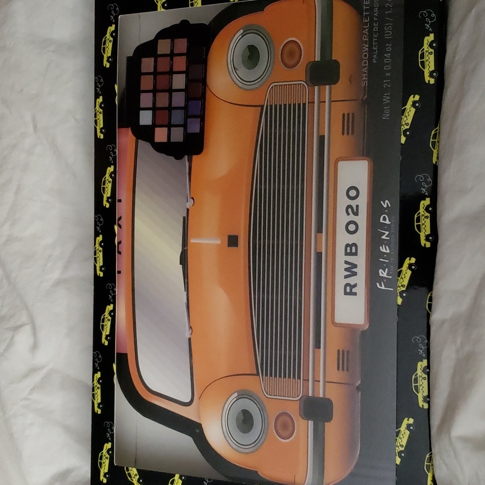 Friends x Revolution NYC Cab shadow pallet